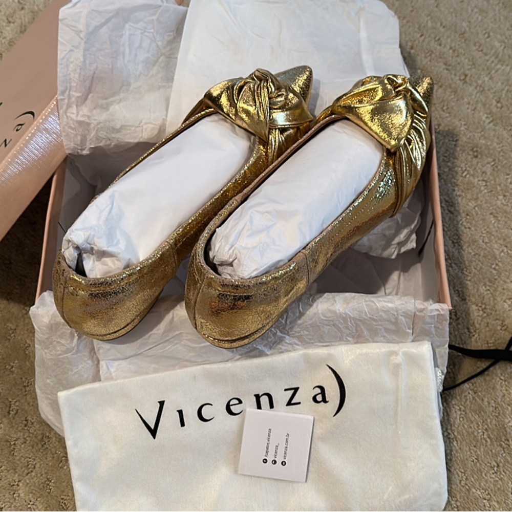 Vicenza BRAND NEW Gold flats.